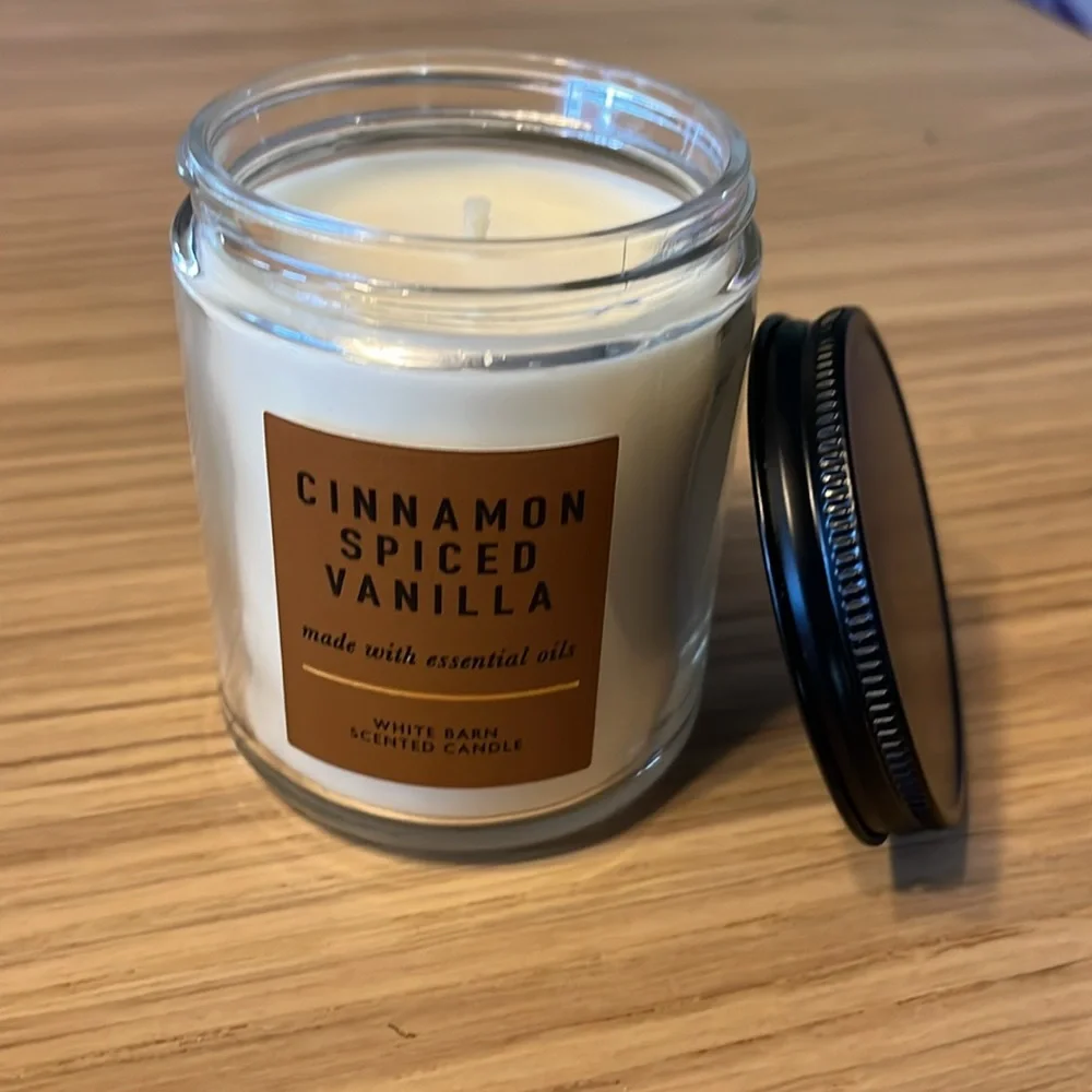 Bath & Body Works Single Wick Candle. Cinnamon Spiced Vanilla.